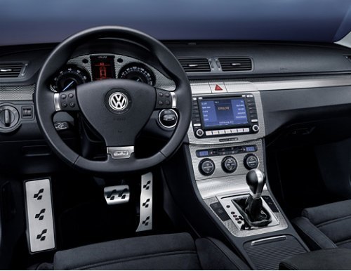 Внутри — «спиленный», как у Golf GTI, руль, и спортивные сиденья Recaro.