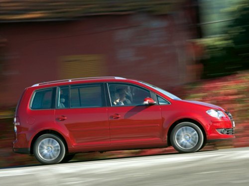 Облик Volkswagen Touran, несмотря на рестайлинг, чересчур строг, ему бы побольше динамики и…