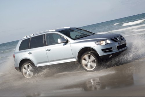 Теперь Touareg спереди похож на очень большой Passat.