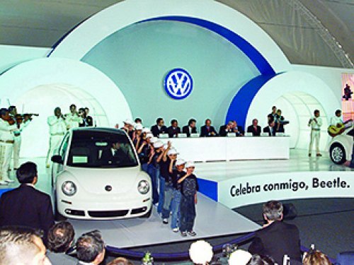 Да, поводов хорошенько погулять у мексиканских сотрудников Volkswagen хватает — сразу три круглые…
