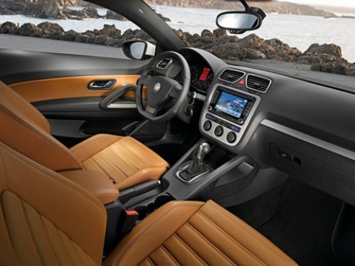 Передняя панель Scirocco практически такая же, как у Golf V. Кресла — уже в стандартном исполнении…