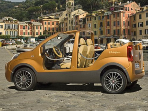 Роль дверей в Portofino играют морские канаты — оригинально. Интересно, нужно ли при парковке…