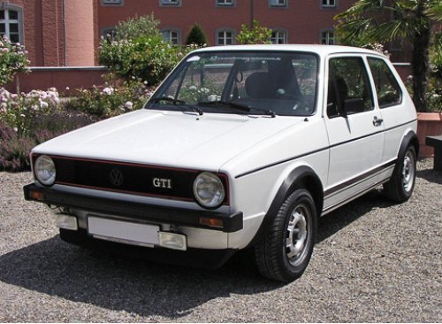 Основатель класса хот-хэтчей — оригинальный Golf GTI. Под капотом — «четверка» 1.6 с системой…