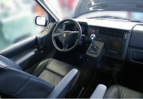 В Porsche вы точно не найдете такого просторного салона. Руль и ключ зажигания — от купе 911.