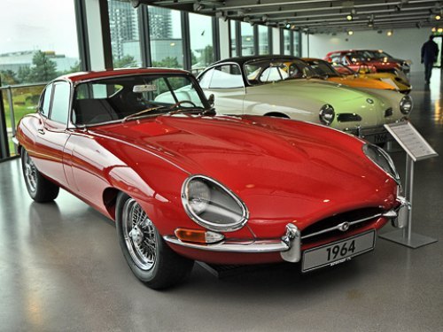 А это уже британская классика: Jaguar E-Type. Потрясающей красоты автомобиль.
