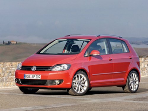 Volkswagen Golf Plus в стандартной комплектации: окрашенные в цвет кузова ручки дверей и корпуса…