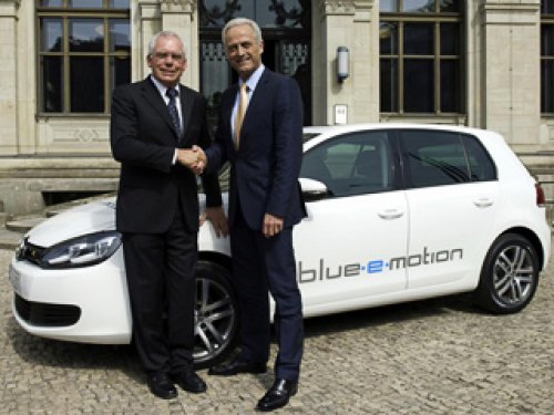 Хэтчбек Volkswagen Golf blue-e-motion, оснащённый одноступенчатой трансмиссией, развивает до 140…