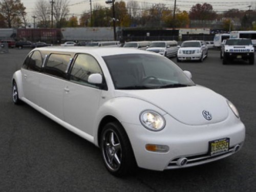 На фоне своих конкурентов-лимузинов растянутый VW Beetle выглядит заманчиво: добродушная мордашка и…