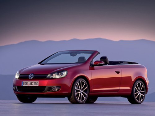 Со сложенным верхом новый кабриолет Volkswagen Golf выглядит гармоничней своих одноклассников с…