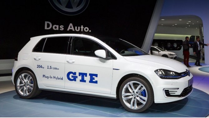 Бензоэлектрический Golf GTE от «собратьев» отличает оригинальная решётка радиатора перечёркнутая…