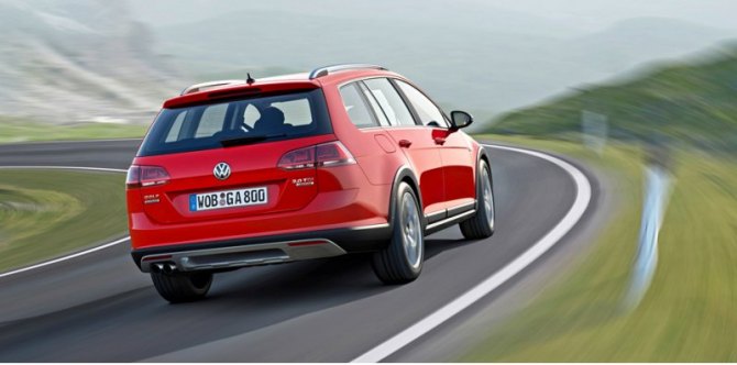 От обычного универсала Alltrack отличается бамперами, защитными накладками на порогах и колесных…
