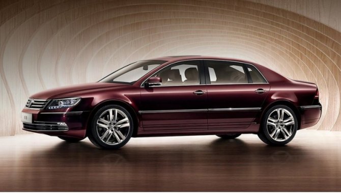 «Первый» Phaeton стоит на конвейере аж с 2002 года. Volkswagen пытается поддерживать…