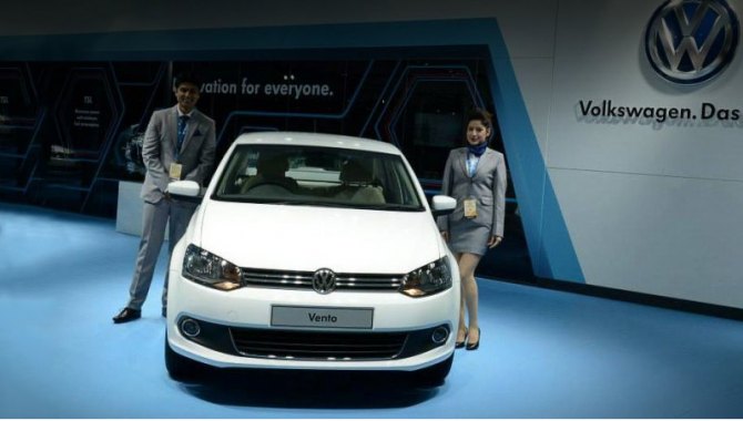Анфас автомобиль ничем не отличается от седана Volkswagen Vento (на фото).