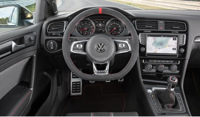 Вероятно, в оснащении хэтчбека Clubsport Lightweight также произойдут перемены, направленные на…