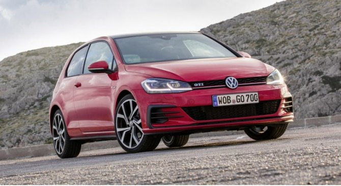 Нынешний Golf GTI пережил обновление вместе с базовым хэтчбеком. Отдача «турбочетверки» 2.0 — 230…