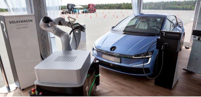 Фирма Volkswagen уже тестировала роботехническую зарядку для электрокаров в 2015-м, и теперь решила…