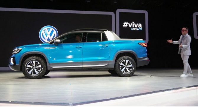 Представлял автомобиль в Сан-Паулу шеф-дизайнер отделения Volkswagen do Brasil Хосе Карлос Павоне.…