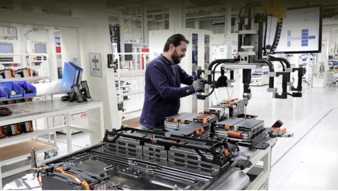 Полные блоки батарей группа VW способна выпускать сама, например, в Брауншвейге (на фото). Но для…