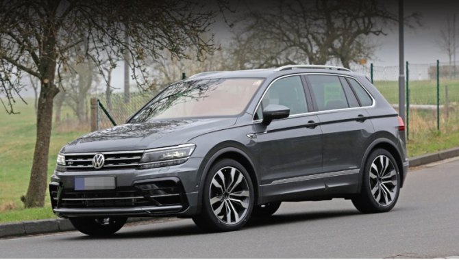 Этот Tiguan выглядит как обычная версия с пакетом R-Line (даже шильдик такой на решётке есть), без…
