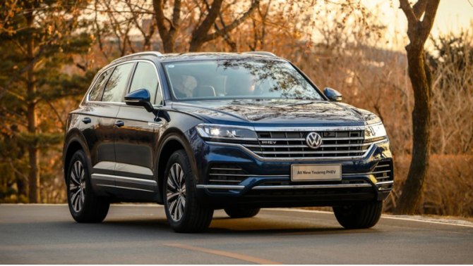 Версия Touareg PHEV использует турбочетверку 2.0 TSI на 231 силу и 136-сильный электромотор,…