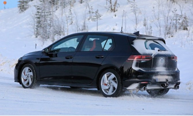 Спортивные сиденья, красные тормозные суппорты, типичный для GTI двойной выхлоп — выдают в…