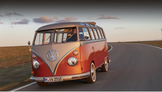 Вэн Volkswagen Type 2 первого поколения (индекс T1) стал одним из символов хиппи. Данный образец…