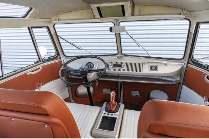Двухцветная кожаная отделка (Saint Tropez плюс Saffrano Orange) перекликается с внешней окраской…