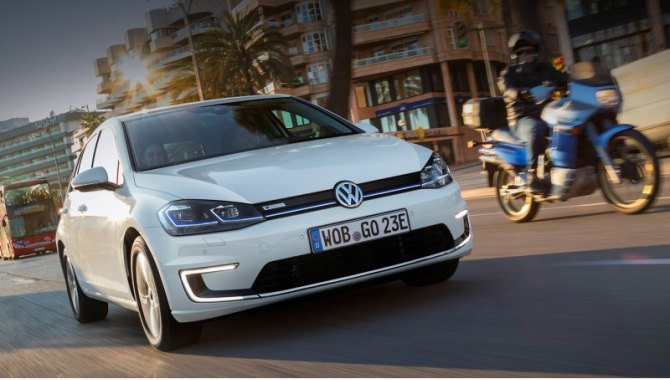 Обновлённый в 2016 году e-Golf оснащён электромотором на 100 кВт (136 л.с., 290 Н·м) и батареей…