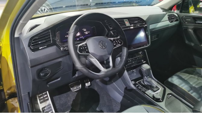 Передняя часть салона дословно повторяет Tiguan L. Новым можно назвать только сенсорный блок…