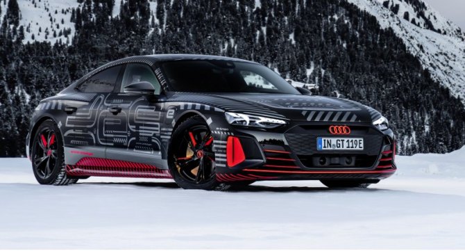 Между тем названа дата премьеры электрокара Audi e-tron GT — девятое февраля 2021 года (на фото —…