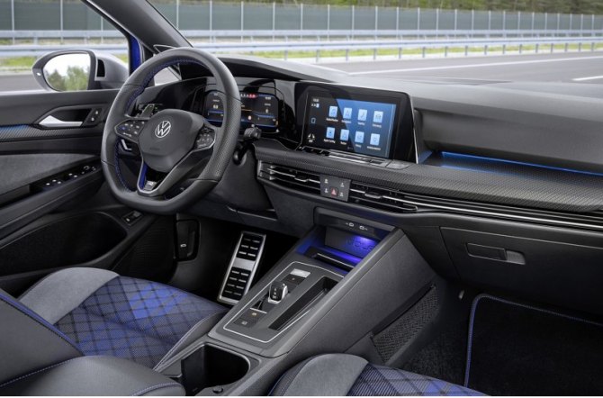Цифровой кокпит Digital Cockpit Pro со специфическими для R оформлением дополнен новейшей…