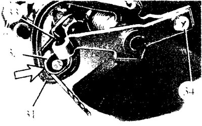 Рис. 1.22. Первоначальная установка холостого хода (см. также рис. 1.23). 31 - кулиса; 32 - ролик;…