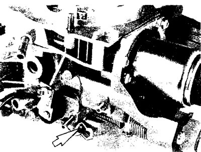 Рис. 6.12. Регулировочный винт CO холостого хода.
