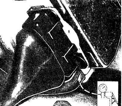 Рис. 6.50. Подключение вакуумного насоса при проверке регулятора положения дроссельной заслонки.