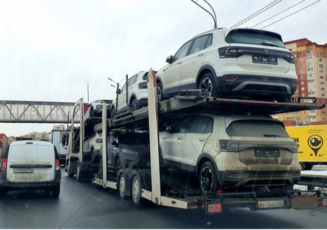 Партия Volkswagen Tacqua на автовозе, направляющаяся к одному из дилеров. Фото: Максим Кадаков