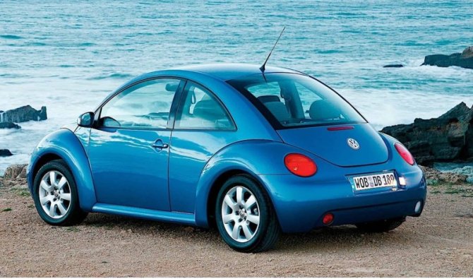 Речь идет о Volkswagen New Beetle, в салоне которого была предусмотрена настоящая ваза. Машина…