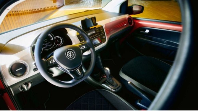 Пока Volkswagen выполнял заказы e-up! в 2021 году, Dacia Spring заняла место самого дешевого нового…