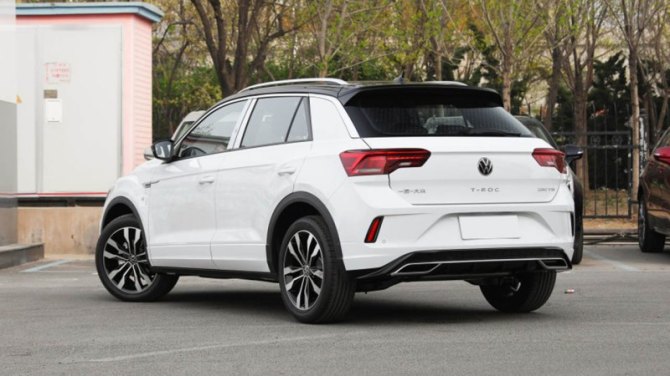 Вторая строчка достается кроссоверу от бренда Volkswagen – это модель T-Roc, которая в целом…