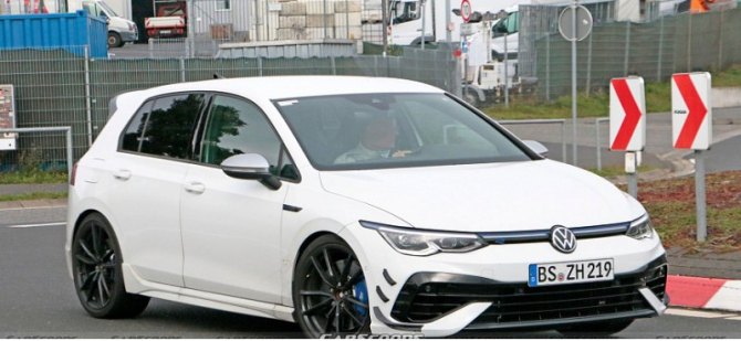 Компания Volkswagen вывела на тесты загадочный VW Golf R в высокопроизводительном исполнении