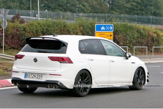 Golf R 2023 года укомплектован 2,0-литровым четырехцилиндровым мотором с турбонаддувом, который…