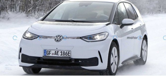 Компания Volkswagen впервые вывела на зимние тесты обновленный Volkswagen ID.3 2023 года