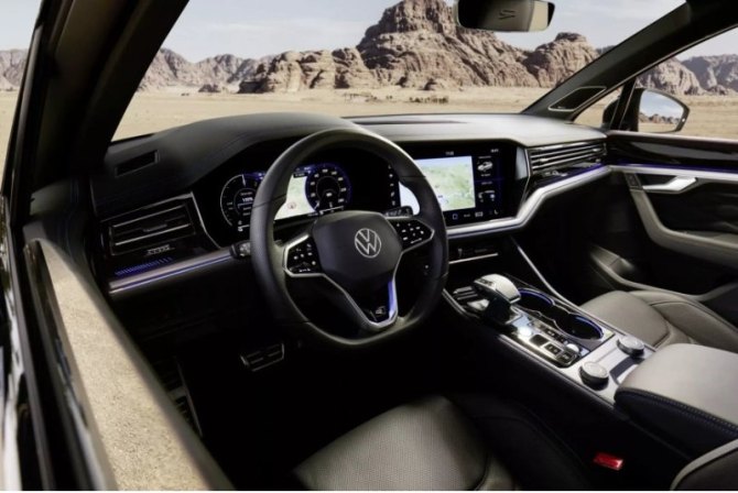 Volkswagen также обновил заднюю панель Touareg, добавив во всю ширину светодиодную полосу и значок…