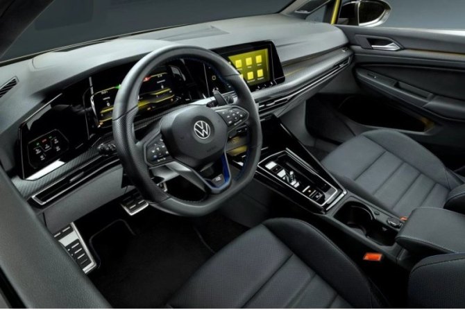 Volkswagen отметил, что автомобиль поставляется с набором ассистентов водителю, включая адаптивный…