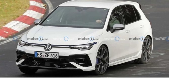 Обновленные Volkswagen Golf R и Golf R Variant вышли на тестовые испытания
