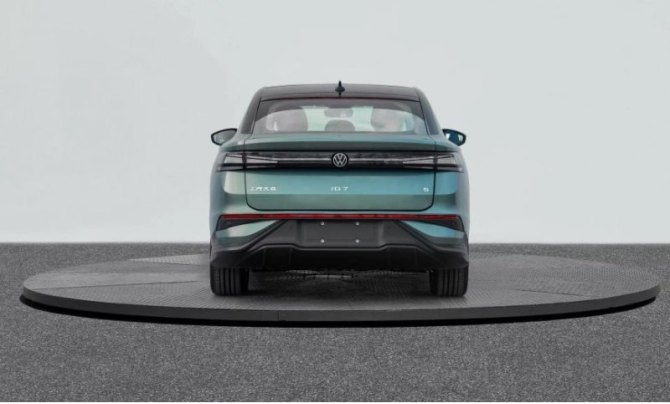 Боковой профиль также немного отличается. В то время как VW ID.7 Vizzion имеет заметную складку,…