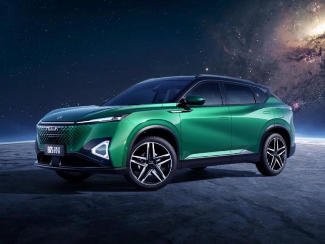 Среди опций Dongfeng Mage отметим парктроники, камеры кругового обзора, климат-контроль на две…