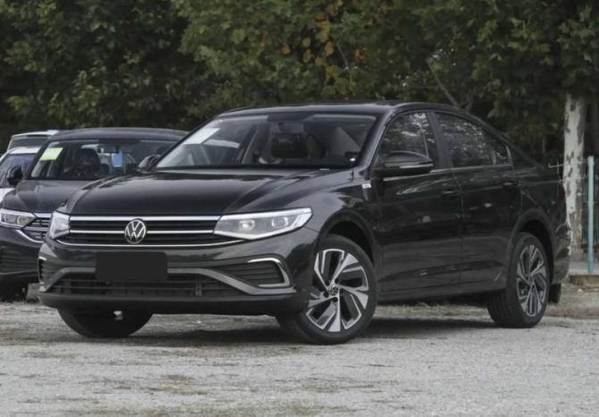 Оснащается Volkswagen Bora 1,2-литровым 116-сильным бензиновым мотором, сочетающимся с…
