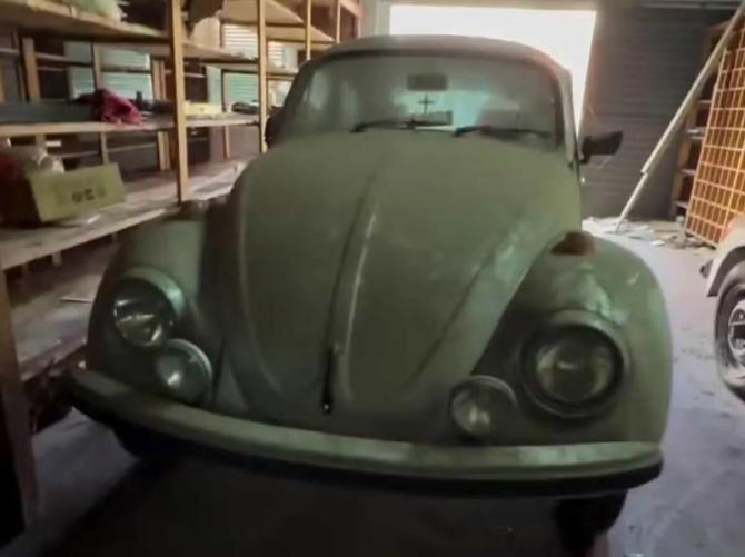 Volkswagen Beetle 1996 года, обнаруженный в заброшенном автосалоне в Португалии