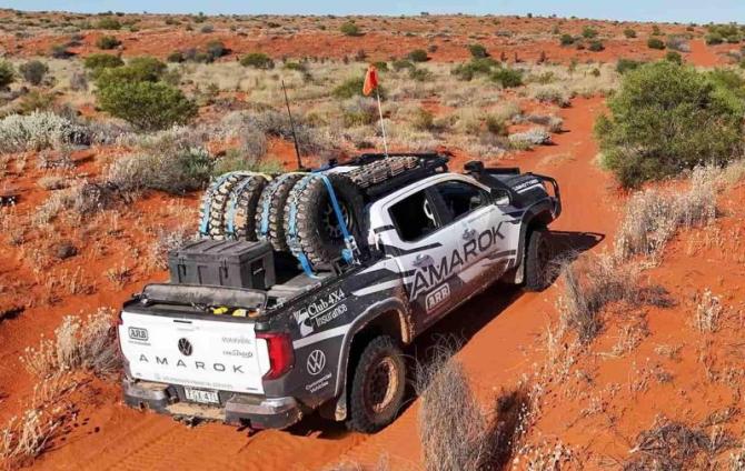 В общей сложности пилоты переделанного Amarok преодолели пустыни Стшелецки, Стерт-Стоуни, Симпсон,…