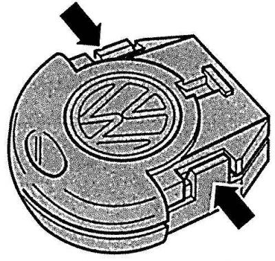 1. Використовуючи лезо викрутки, зніміть головки (1) з ключа (2).
